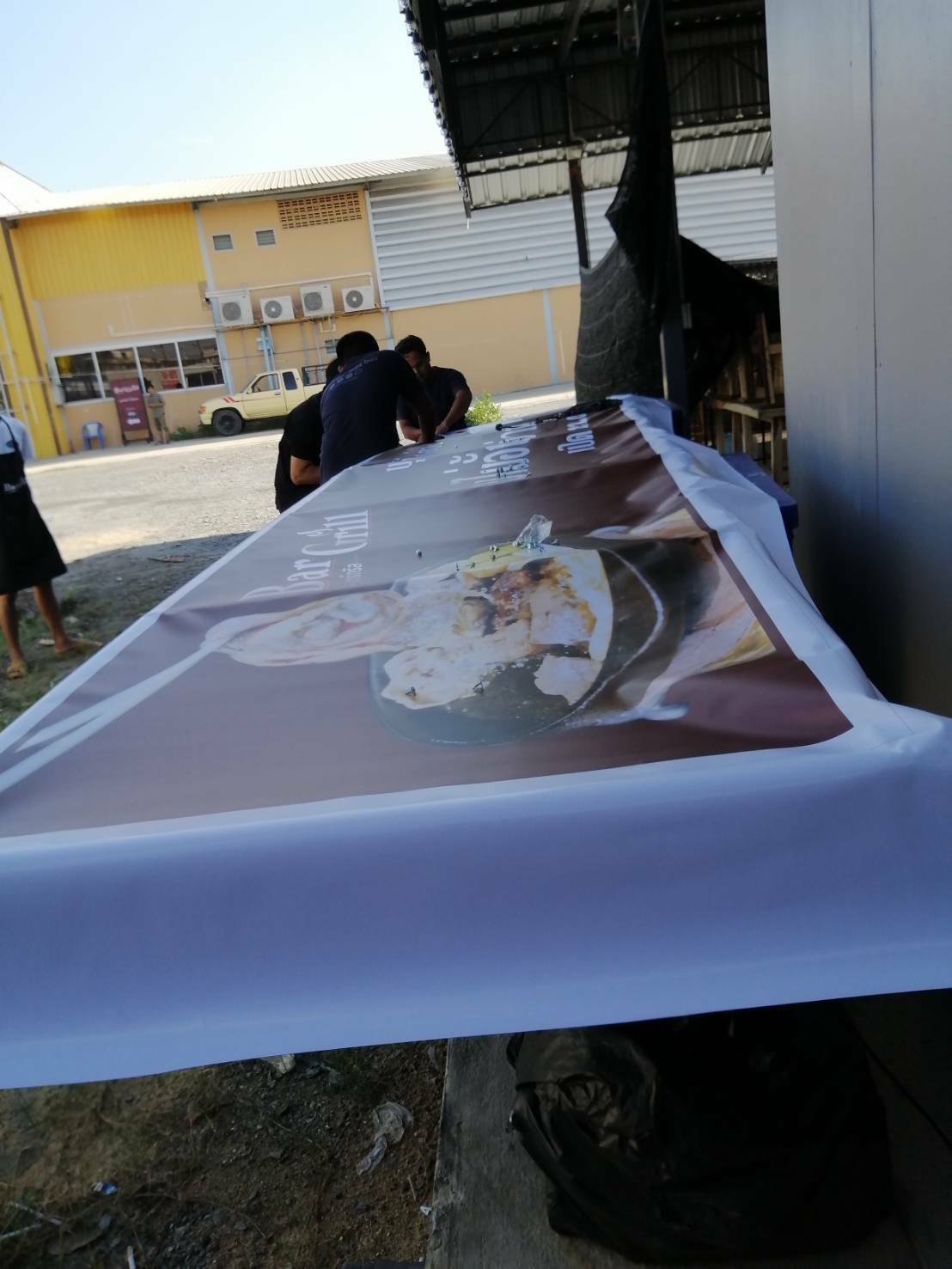 ป้ายไวนิล ขึงโครงเหล็ก ติดตั้งบนหลังคา บริการออกแบบ ป้าย ที่บางบอน