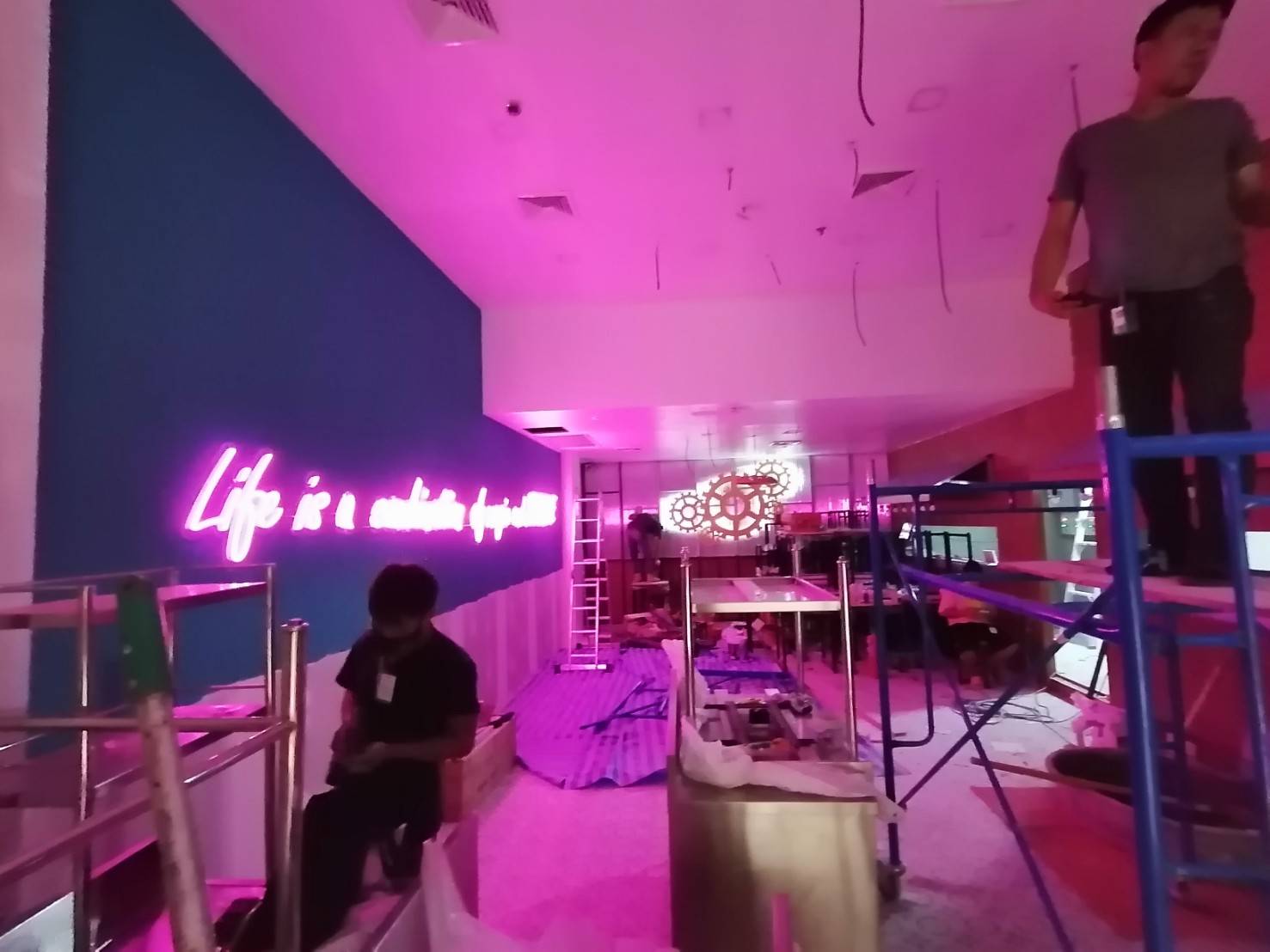 ผลิตป้ายไฟดัด ติดตั้ง ป้ายไฟนีออน LED ดัด Life is a สถานที่ โรบินสัน ไลฟ์สไตล์ สระบุรี