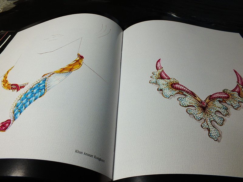 Jew Fest Catalogue 1 โดย สมาคมผู้ค้าอัญมณีไทยเเละเครื่องประดับ (TGJTA) ปกแข็ง 150 หน้า ปี 1993