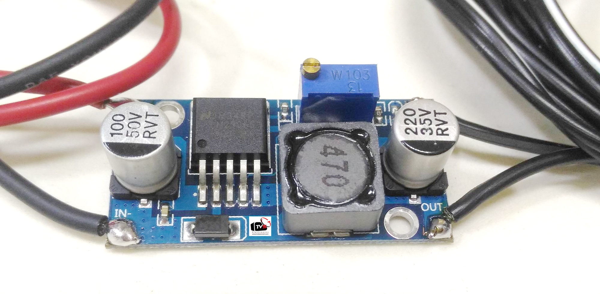 ชุดจ่ายไฟ 5โวลต์ หัวใหญ่ ใช้ในรถยนต์ (แปลงจาก 12V เป็น 5V) ใช้คู่กับกล่องดิจิตอล เช่น ยี่ห้อ สามารถ สตาร์