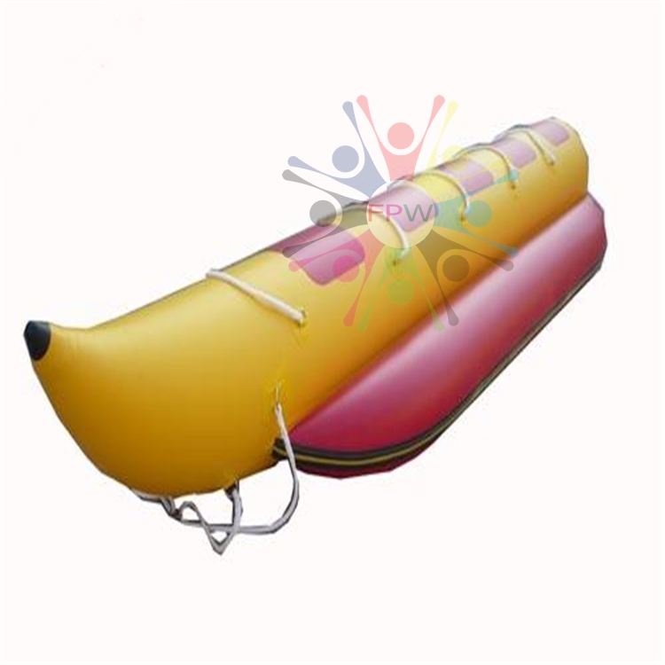 รายละเอียดเรือกล้วย Banana Boat 5 ที่นั่ง ( FunParkworldthaland ) จำหนวนผู้เล่น 4 ที่นั่ง วัสดุ: 0.9mm PVC สีท่านสามารถกำหนดสีเองได้ สีฟ้า, สีขาว, สีเหลืองฯลฯ แพคเกจใส่กระเป๋าผ้าใบกันน้ำพีวีซี + กระเป๋าทอผ้า อุปกรณ์เสริม แถมฟรี! เครื่องปั๊มลม ถุงบรรจุBana