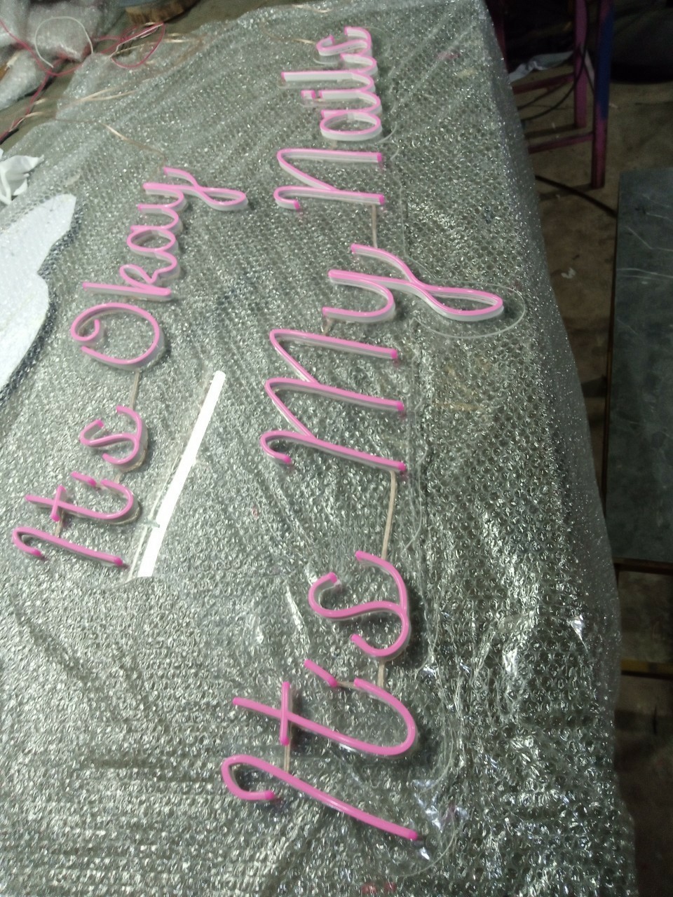 ป้ายไฟนีออน LED อะคริลิคใสรองหลัง