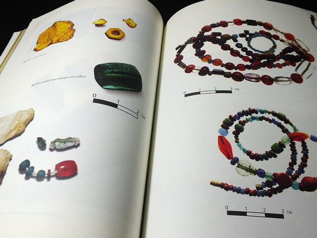 ลูกปัดโบราณภาคใต้ ฝั่งทะเลอันดามัน โดย บุณยฤทธิ์ ฉายสุวรรณ- เขมิกา หวังสุข ปี 2558.