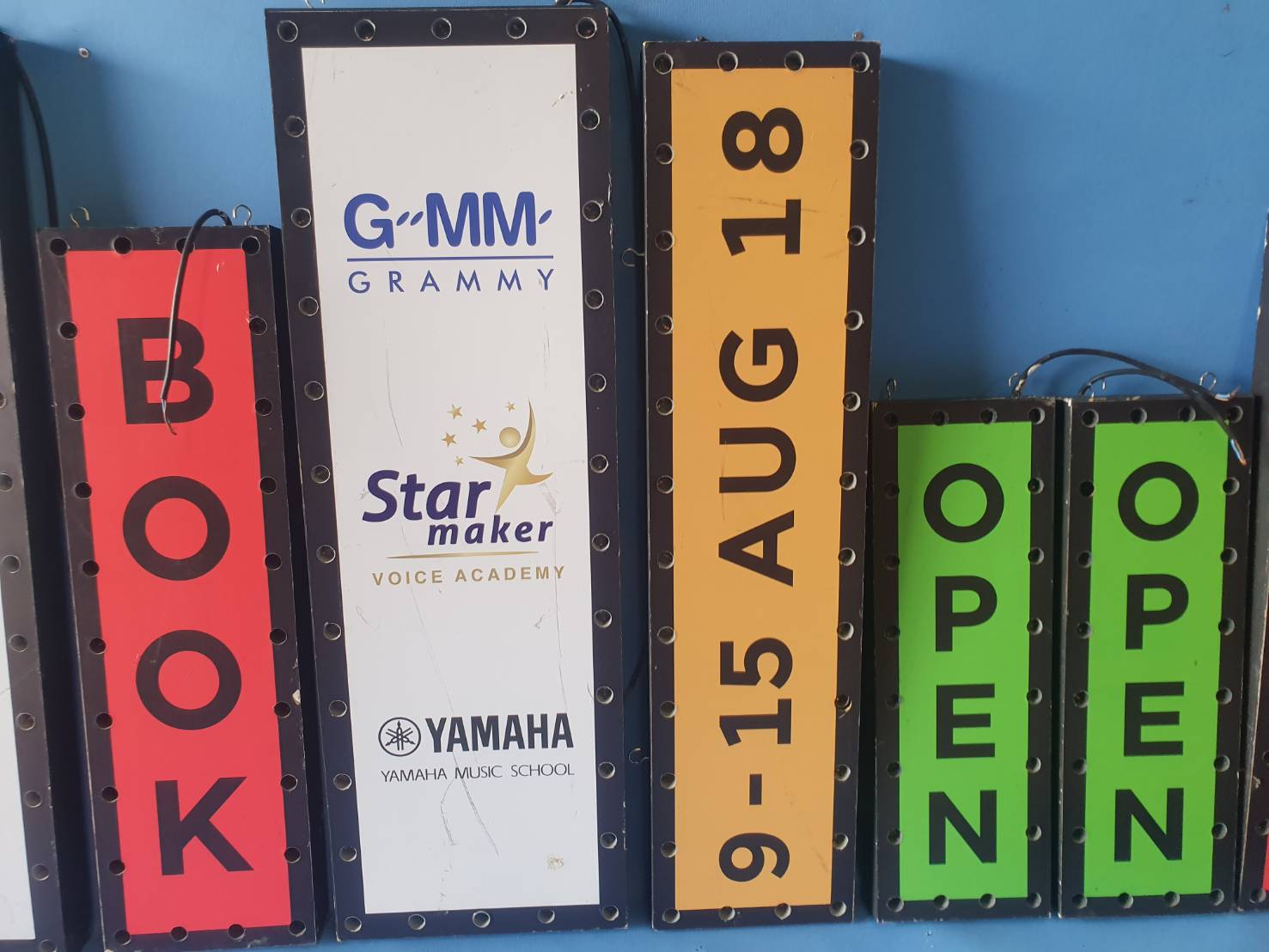 ขายป้ยไฟย้อนยุค ซื้อไปตกแต่งร้านเหล้าสวยๆไปเปลี่ยนข้อความสติ๊กเกอร์ได้ครับ ตัวใหญ่ 800 บาท ตัวกลาง 600 บาท ตัวเล็ก 500 บาท