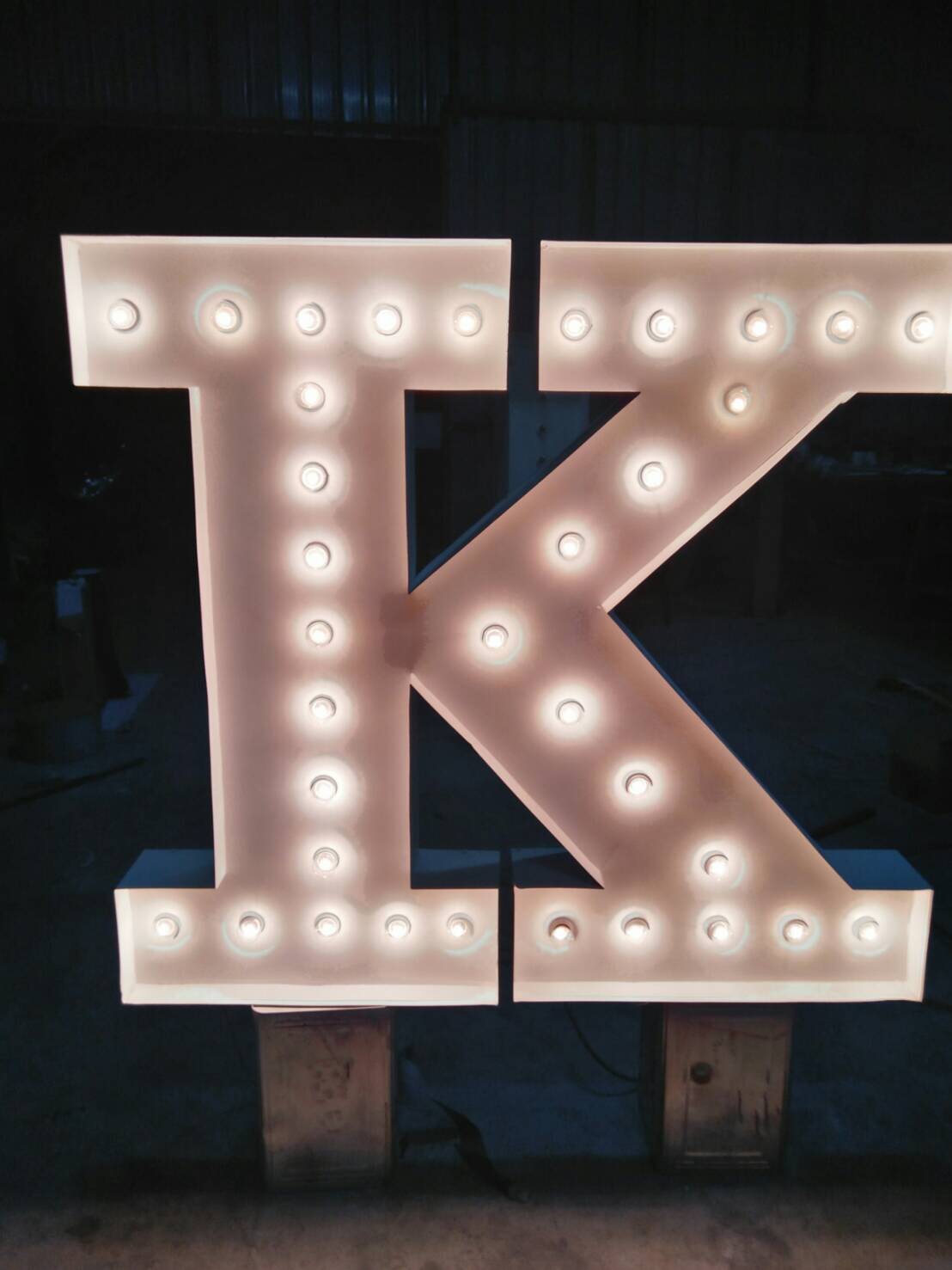 อักษรไฟปิงปอง KI ขนาด 1.20 m ติดตั้งสถาบันกันตนา