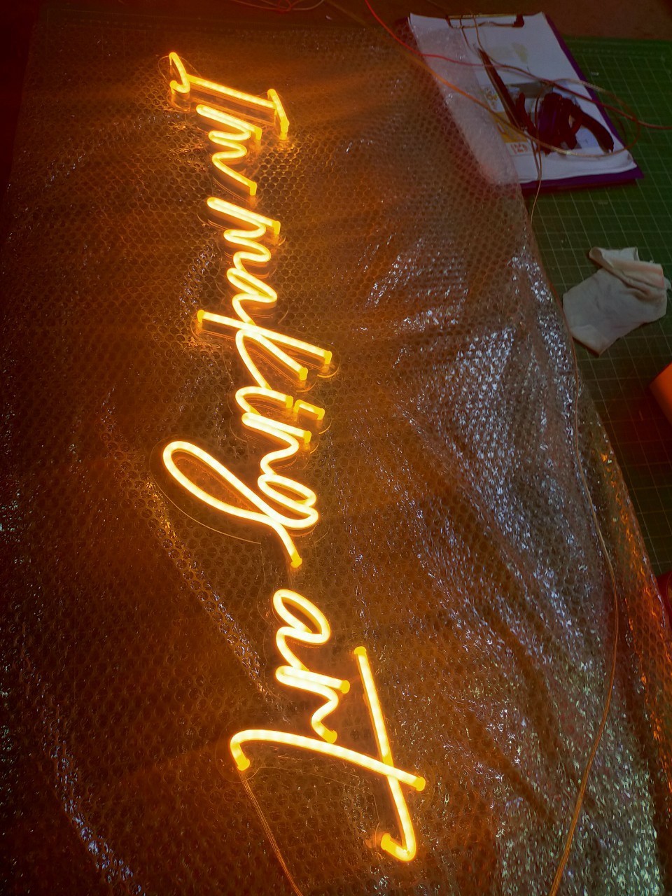 ป้ายไฟนีออน LED อะคริลิคใสรองหลัง