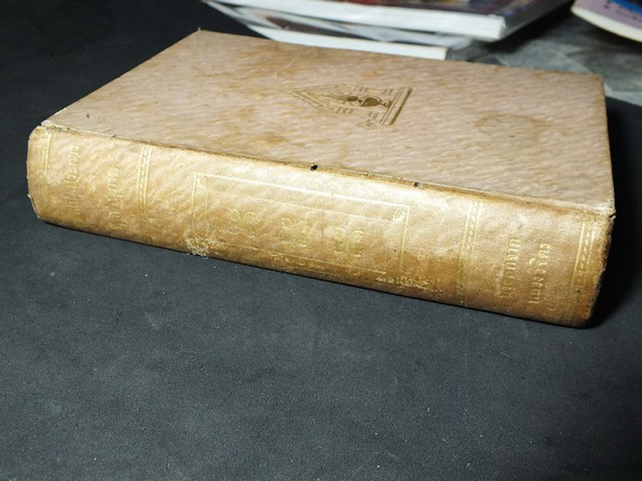 ที่ระลึกจากหลวงวิจิตรวาทการ วิชชาเเปดประการ เเละ พุทธานุภาพ ปกแข็งเดินทอง 402 หน้า พิมพ์ 1000 เล่ม ปี 2473 (มีลายเซ็นต์)