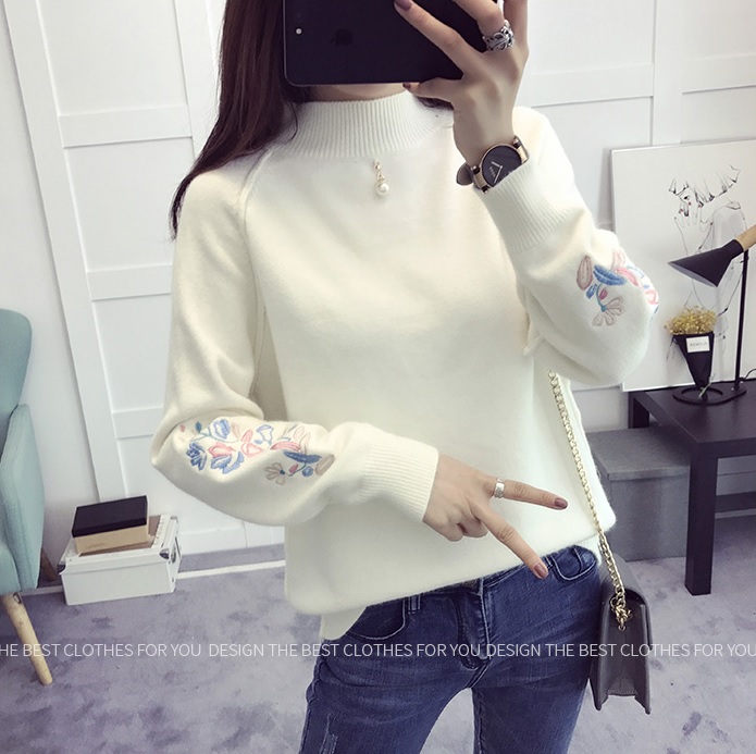 พร้อมส่ง - เสื้อไหมพรมแขนยาวมีลายปักที่แขนเสื้อน่ารักๆ ST750 (สีขาว)