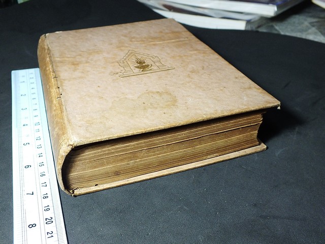 ที่ระลึกจากหลวงวิจิตรวาทการ วิชชาเเปดประการ เเละ พุทธานุภาพ ปกแข็งเดินทอง 402 หน้า พิมพ์ 1000 เล่ม ปี 2473 (มีลายเซ็นต์)