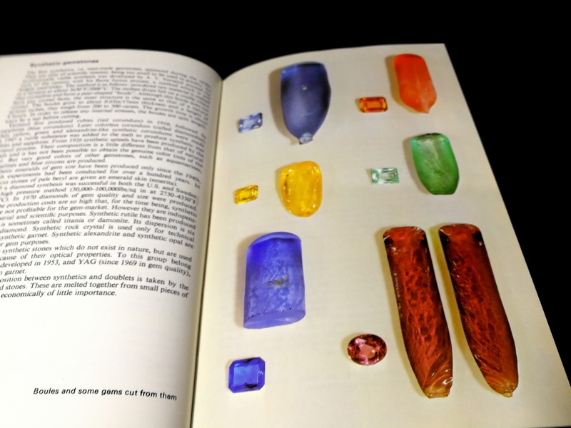 GEMSTONES of the world by walter schumann ปกแข็ง 256 หน้า ปี 1984