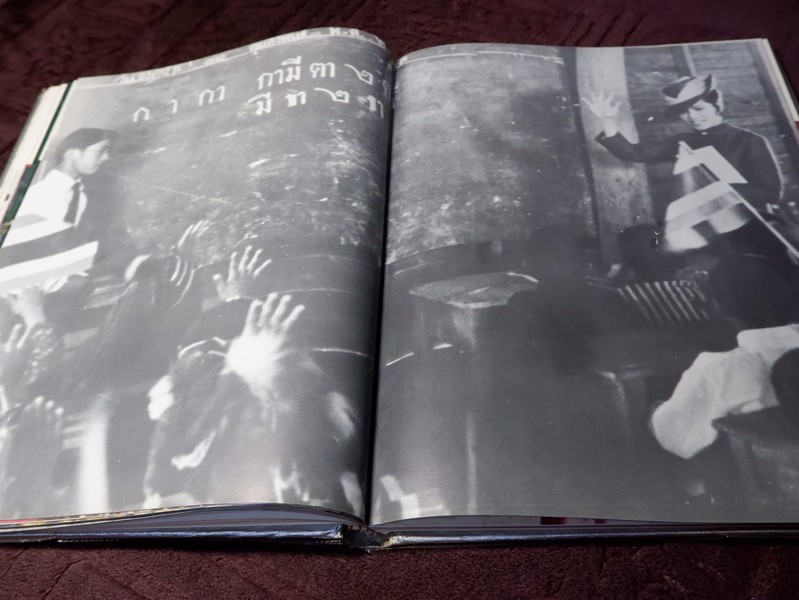 ลิลิตพระราชประวัติ เเละพระบรมฉายาลักษณ์ ของ สมเด็จพระนางเจ้าสิริกิติ์ พระบรมราชินีนาถ ปกเเข็ง