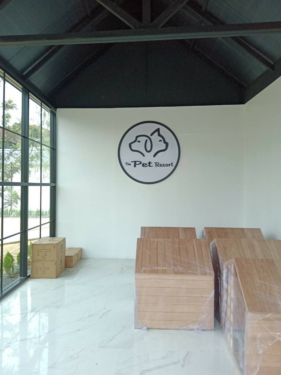 พื้นพลาสวู๊ด 10mm.พ่นสีขาว ติดพลาสวู๊ด 10 mm.อักษรไดคัท ตามโลโก้ และขอบพ่นสีดำ 2ชิ้น ขนาด 60*60cm 1ชิ้น ขนาด 120*120cm. 1ชิ้น