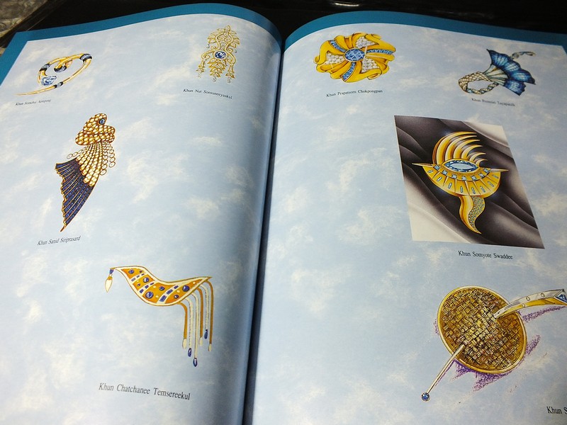 Jew Fest Catalogue 2 โดย สมาคมผู้ค้าอัญมณีไทยเเละเครื่องประดับ (TGJTA) ปกแข็ง 240 หน้า ปี 1995