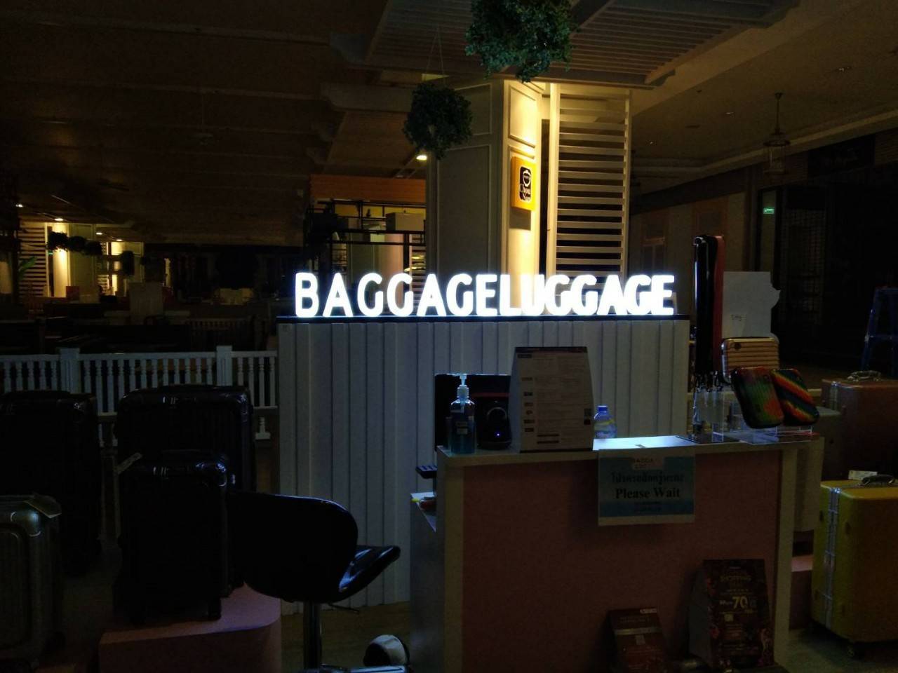 งานป้ายกล่องไฟตกแต่งเคาน์เตอร์ BAGGAGELUGGAGE
