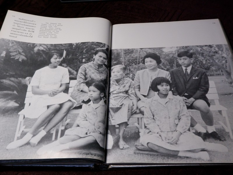 ลิลิตพระราชประวัติ เเละพระบรมฉายาลักษณ์ ของ สมเด็จพระนางเจ้าสิริกิติ์ พระบรมราชินีนาถ ปกเเข็ง