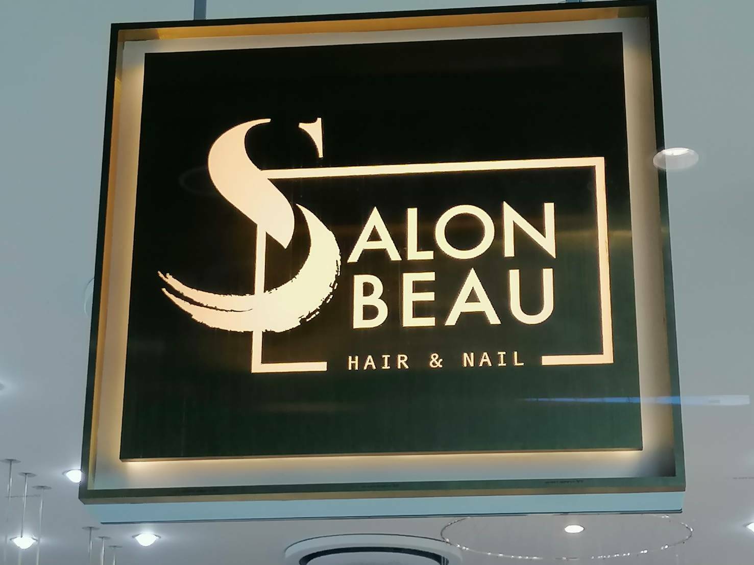 ป้ายกล่องไฟ จำนวน สองป้าย - วัสดุสแตนเลสหน้าทองฉลุลายใส่ไฟ - ขนาด 90×100 cm - ขนาด 68×90 cm - แผ่นด้านหน้าและหลังเป็นวัสดุทองเหลือง - ด้านหน้าฉลุลายให้ไฟออกมา - ด้านหลังเป็นแผ่นสแตนเลสสีทองไม่มีลาย - ขอบข้างที่เป็นความหนาของตัวป้ายเป็นโลหะซิงค์พ่นสีขาว -