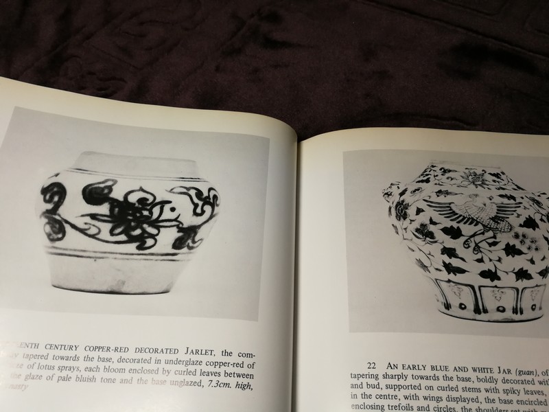 IMPORTANT CHINESE CERAMICS AND LACQUER by SOTHEBY (HONGKONG) พิมพ์ปี 1982