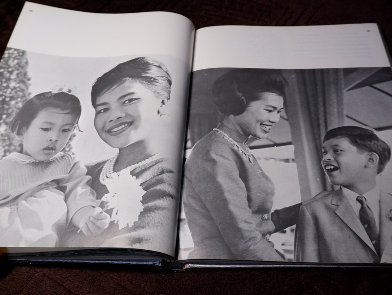 ลิลิตพระราชประวัติ เเละพระบรมฉายาลักษณ์ ของ สมเด็จพระนางเจ้าสิริกิติ์ พระบรมราชินีนาถ ปกเเข็ง