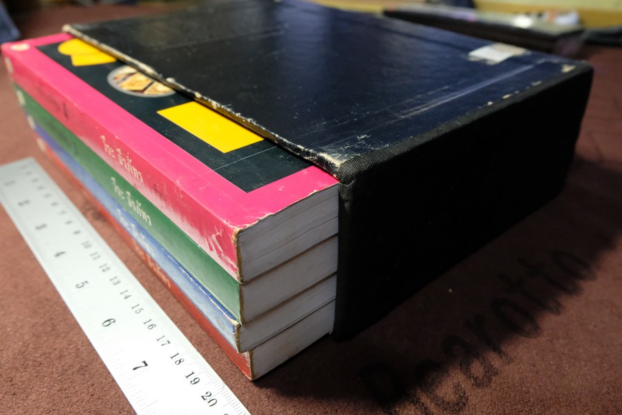 รวยด้วยหุ้น โดย วีระ ธีรภัทร รวม 4 เล่ม ปี 2535-2536 (บรรจุกล่องเเข็ง)