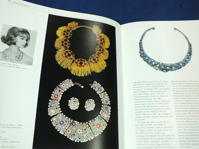Jewels of fantasy . costume jewelry of the 20th century ปกแข็ง 408 หน้า ปี 1992