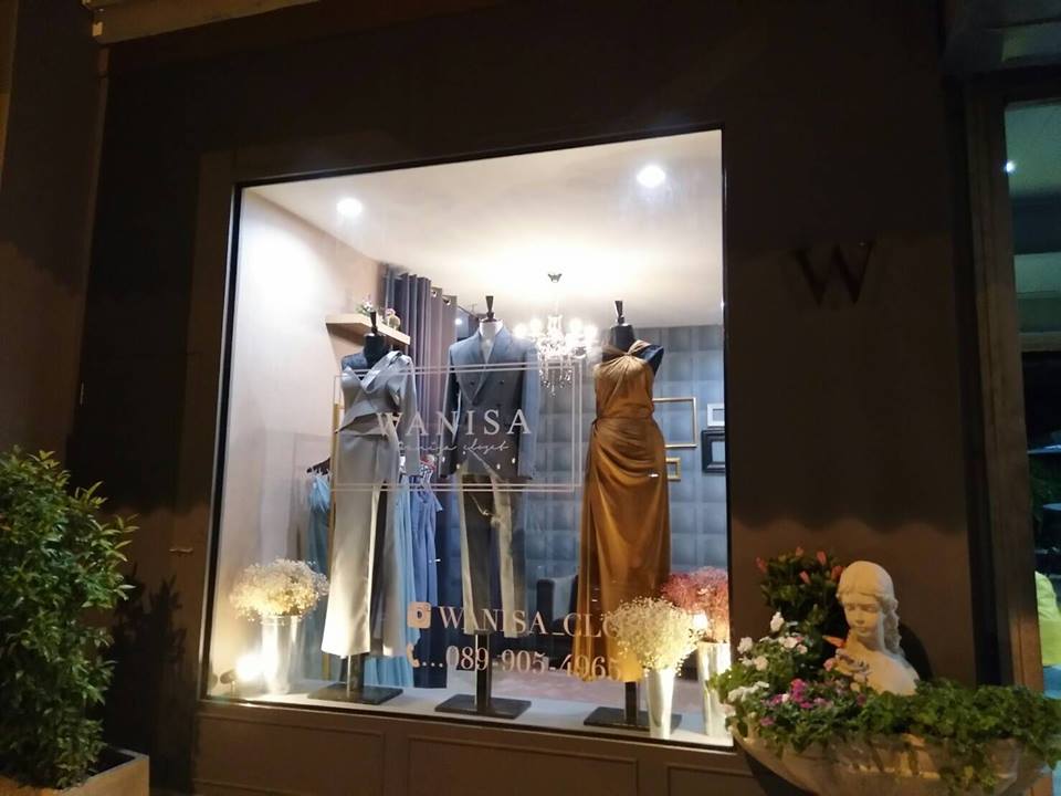 ป้ายร้าน #wanisa อักษรสแตนเลสหน้าทอง สติกเดอร์ไดคัทติดกระจก