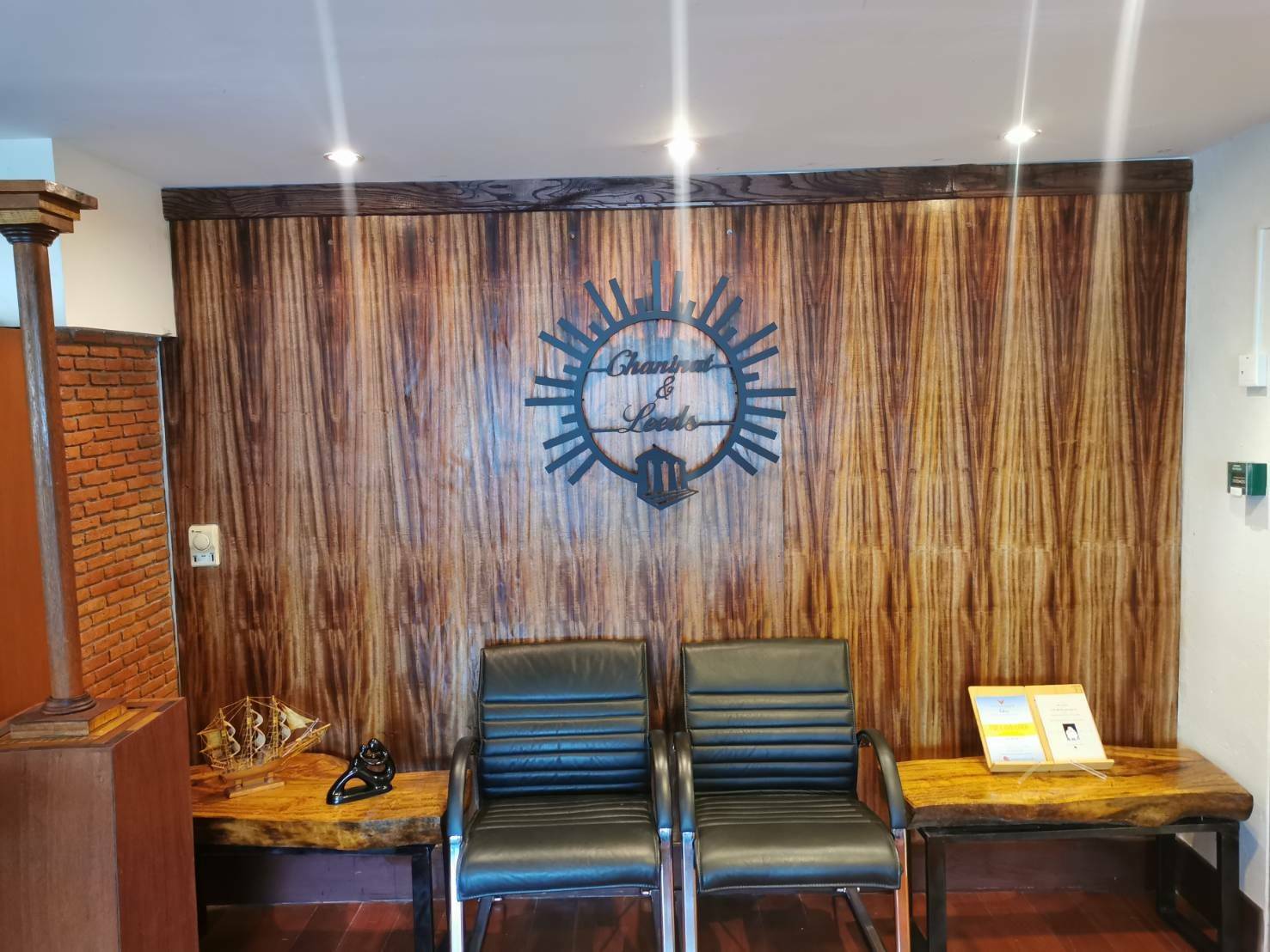 โลหะซิงค์และฉลุลาย cnc และยกขอบ พ่นสีดำด้าน ขนาด 50×50 cm ติดตั้งที่ สุขุมวิทย์