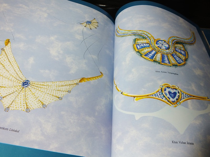 Jew Fest Catalogue 2 โดย สมาคมผู้ค้าอัญมณีไทยเเละเครื่องประดับ (TGJTA) ปกแข็ง 240 หน้า ปี 1995