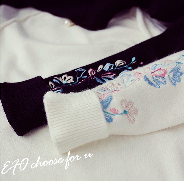 พร้อมส่ง - เสื้อไหมพรมแขนยาวมีลายปักที่แขนเสื้อน่ารักๆ ST751 (สีดำ)