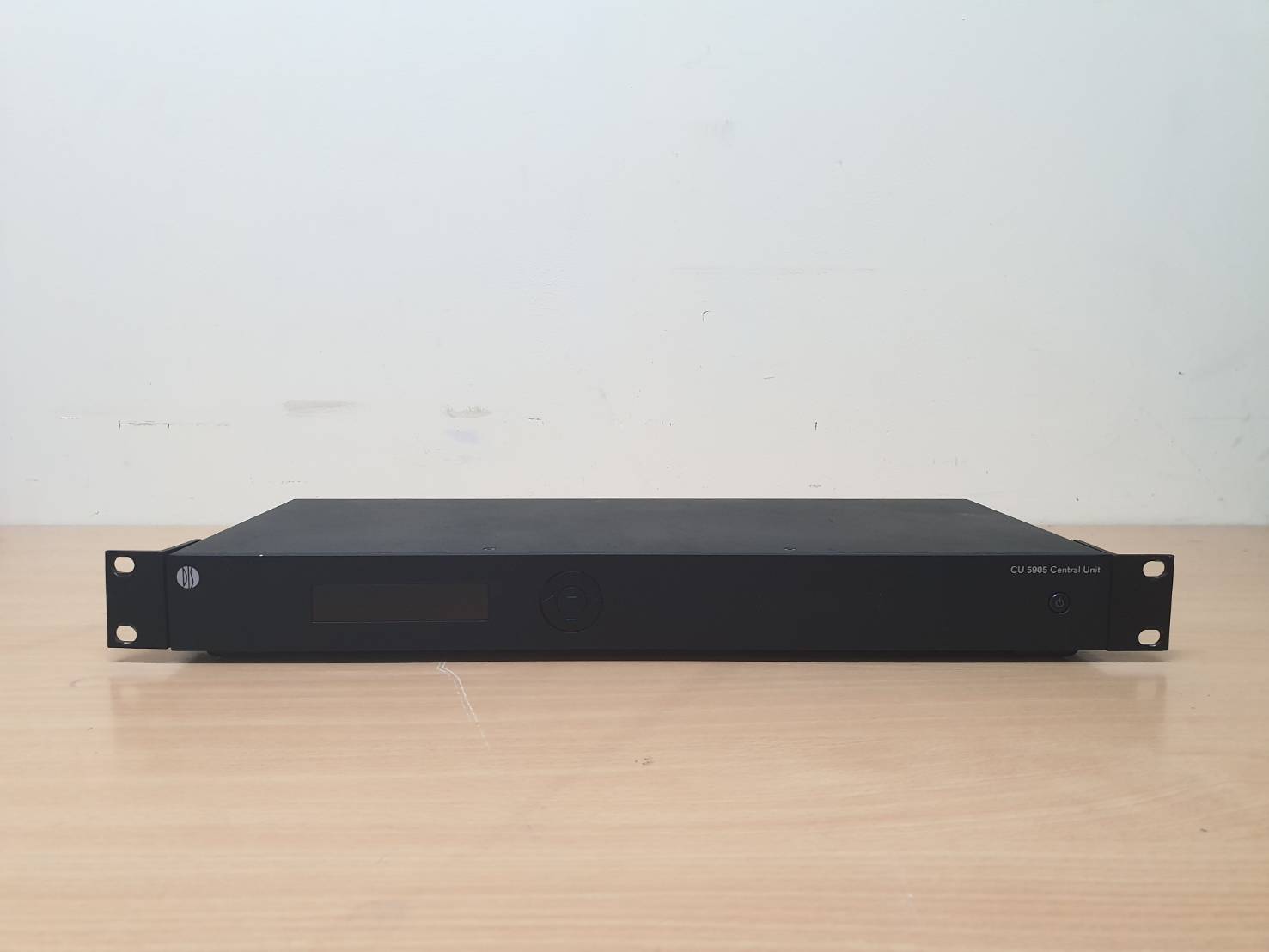 DIS CU-5905 เครื่องจ่ายกระแสไฟฟ้าและควบคุมการสนทนา The Control Unit Central Unit ชุดประชุมระบบดิจิตอล