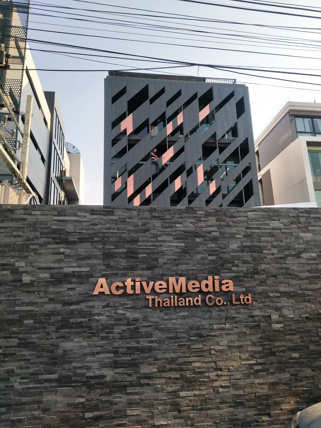ป้ายตัวอักษรสแตนเลส สีโรสโกลด์ ActiveMedia Thailand Co.,Ltd. - ป้ายบริษัท ติดตั้งป้ายนาคนิวาสซอย 6