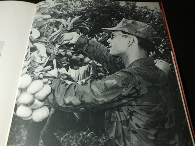 ประมวลพระบรมฉายาลักษณ์ พระราชกรณียกิจ เเละ พระราชจริยวัตร ปี 2515 ปกแข็ง