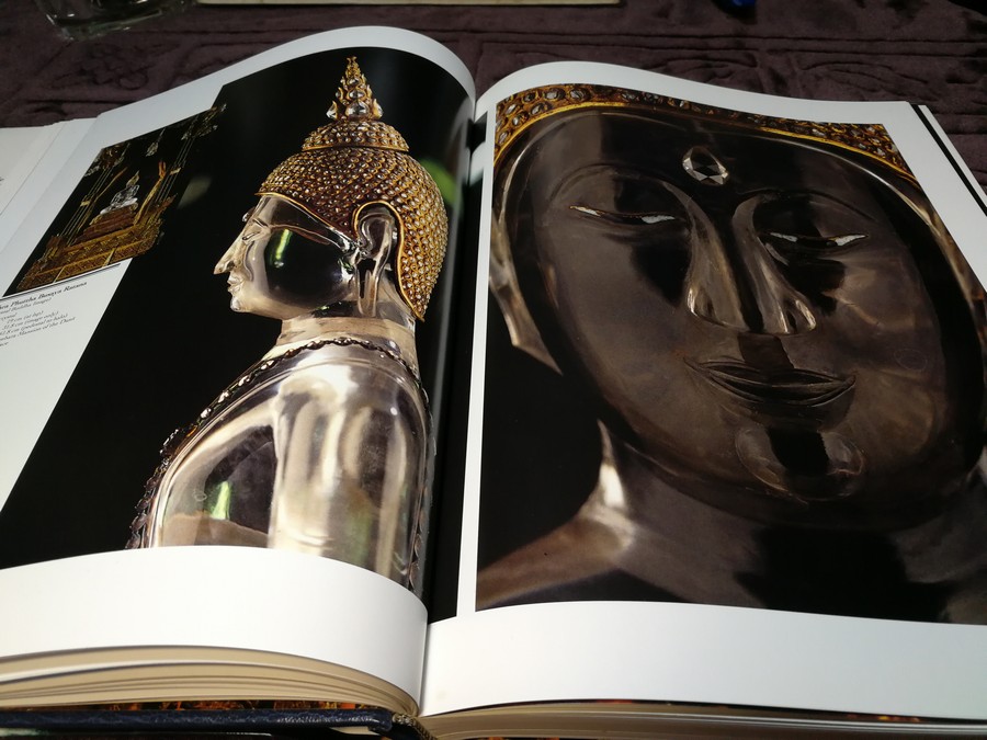 Buddha Images in the Grand Palace (พระพุทธปฏิมาในพระบรมมหาราชวัง) ปกแข็งมีกล่อง ปี 1994 (Pre-Order สอบถาม)