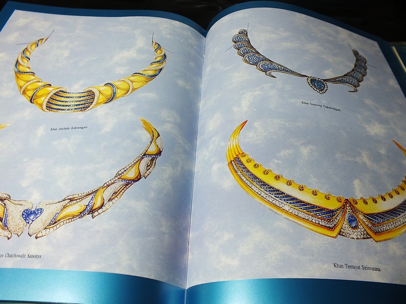 Jew Fest Catalogue 2 โดย สมาคมผู้ค้าอัญมณีไทยเเละเครื่องประดับ (TGJTA) ปกแข็ง 240 หน้า ปี 1995