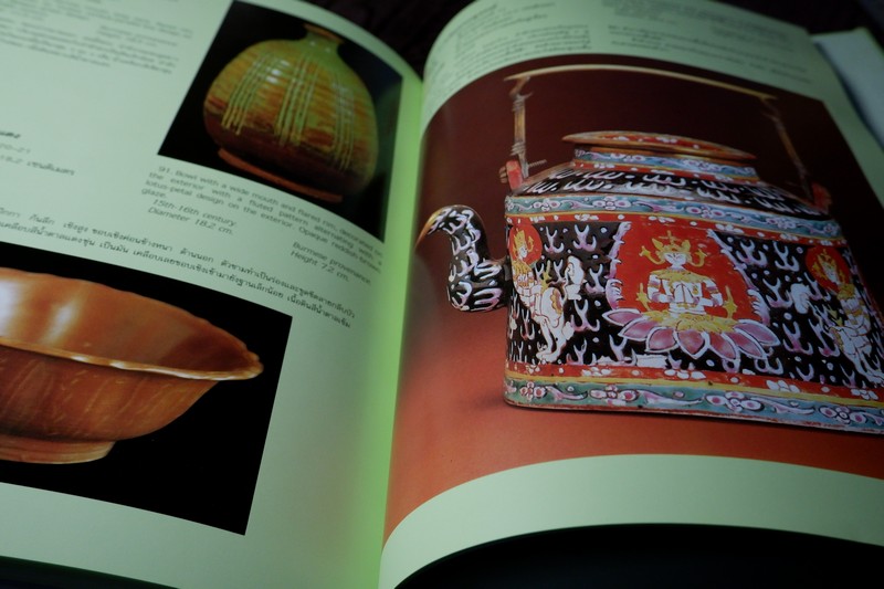 ศิลปะเครื่องถ้วยในประเทศไทย โดย ปริวรรต ธรรมมาปรีชากร -กฤษฎา พิณศรี ปกเเข็งมีกล่อง ปี 2533