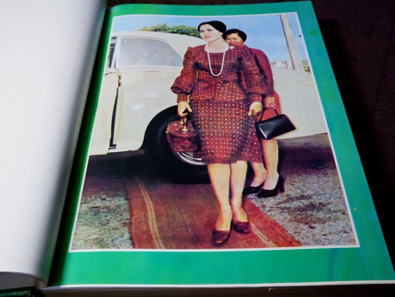 ปิยมหาราชินี กับ พระราชพิธีประจำชาติ โดย ประยุทธ สิทธิพันธ์ เเละ น.ส.พ.อาชญากรรมเบื้องหลังข่าว