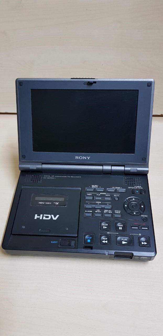 เป็นเครื่องเล่นวิดีโอ HD แบบพกพา Sony GVHD700/1 HDV Portable Video Recorder