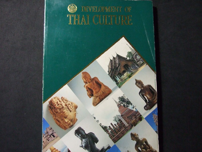 Development of Thai Culture โดย กรมศิลปากร หนา 288 หน้า พิมพ์ครั้งแรก 1500 เล่ม ปี 2536