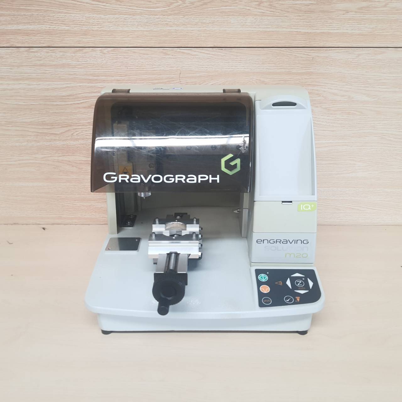 Gravograph M20 IQ+ เครื่องแกะสลัก แกะสลักโลหะ **ไม่มีมีซอฟแวร์** มือสอง