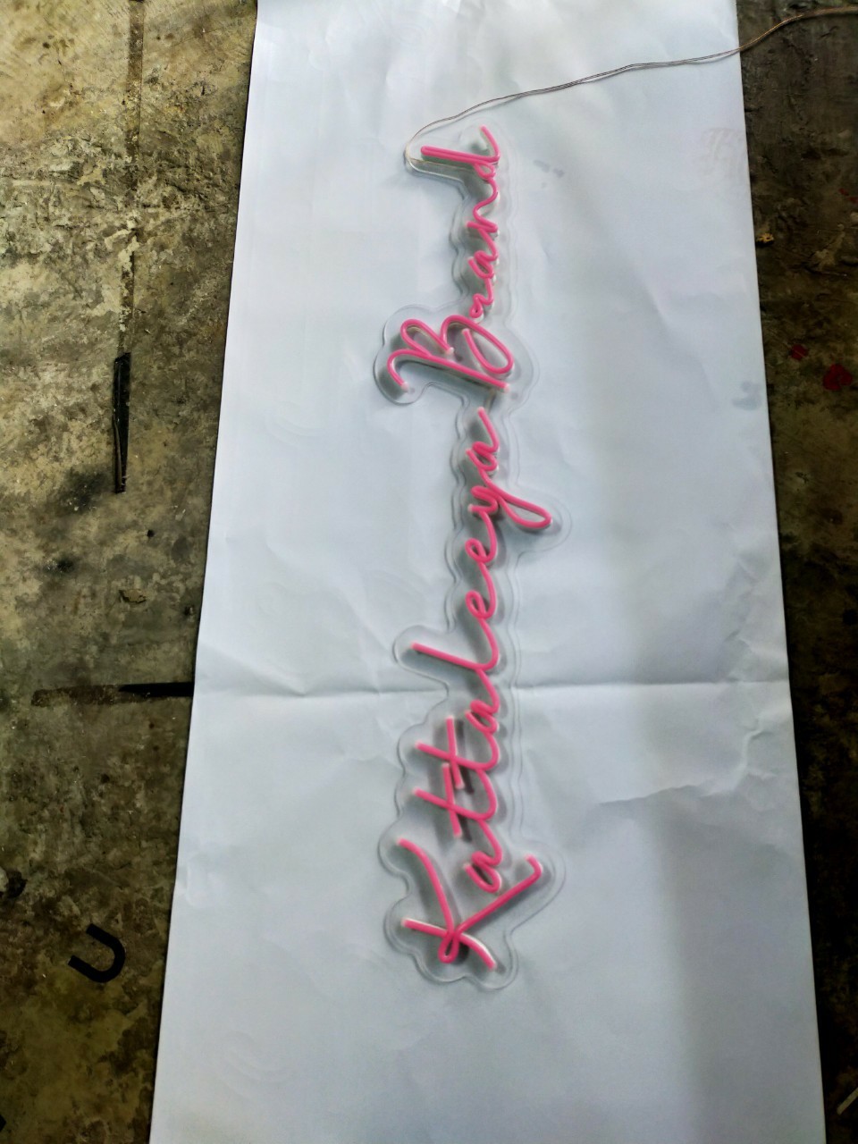 ป้ายไฟนีออน LED อะคริลิคใสรองหลัง