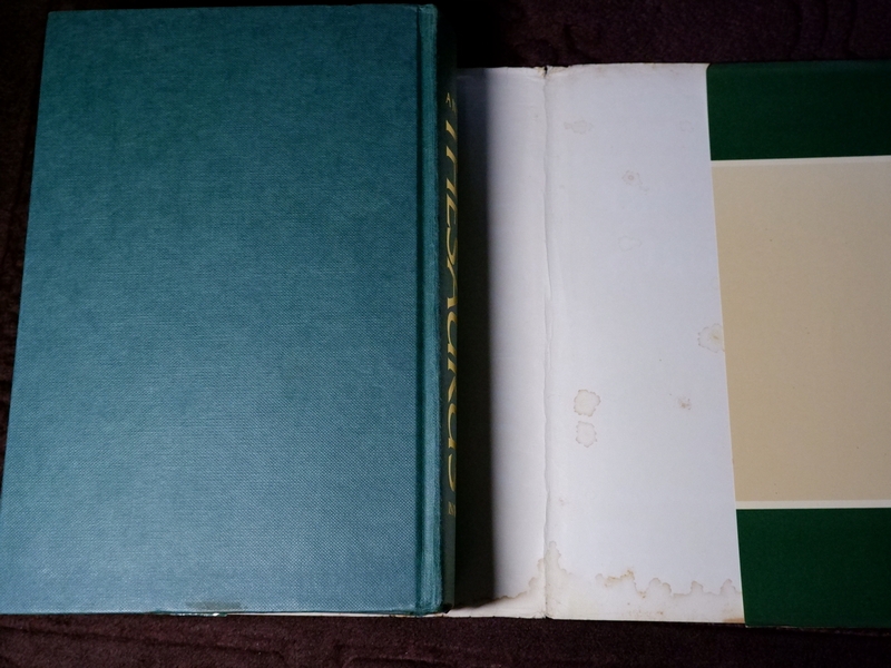 the angus & robertson dictionary and thesaurus in one volume
