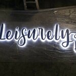 งานป้ายสแตนเลสตัวอักษรพ่นสีดำ ไฟออกหลัง The Leisurely House