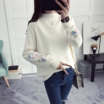 พร้อมส่ง - เสื้อไหมพรมแขนยาวมีลายปักที่แขนเสื้อน่ารักๆ ST750 (สีขาว)