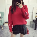 พร้อมส่ง - เสื้อไหมพรมแขนยาวมีลายปักที่แขนเสื้อน่ารักๆ ST752 (สีแดง)