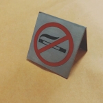 ป้ายพับ สามเหลี่ยม - สแตนเลสแฮร์ไลน์กัดกรด ลงสี 2 ด้าน #ป้ายห้ามสูบบุหรี่ (พร้อมส่ง)