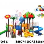 เครื่องเล่นสนามพลาสติกกลางแจ้ง ขนาด 880x400x380 cm โครงสร้างเสาและชิ้นส่วนเหล็กทุกชิ้นผ่านกระบวนการเคลือบสารป้องกันสนิม ( Galvanized ) ปลอดสารพิษและปลอดภัยต่อเด็กตามมาตรฐาน ASTM ประเทศเกาหลี น๊อตและสกรูเป็นระบบกันคลายและปลายตัดมนป้องกันการขีดข่วนเด็กๆพื้น