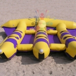 รายละเอียด Sport in Flatable Boats(เรือกล้วย) 6 ที่นั่ง ( FunParkworldthaland ) จำหนวนผู้เล่น 6 ที่นั่ง วัสดุ: 0.9mm PVC สีท่านสามารถกำหนดสีเองได้ สีฟ้า, สีขาว, สีเหลืองฯลฯ แพคเกจใส่กระเป๋าผ้าใบกันน้ำพีวีซี + กระเป๋าทอผ้า อุปกรณ์เสริม แถมฟรี! เครื่องปั๊มล