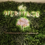 ป้ายโลโก้ สแตนเลสโรสโกลด์ ติดไฟออกหลัง ร้าน THE HERITAGE