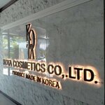 ป้ายตัวอักษรซิงค์ไฟออกหลัง ซิงค์ทำสีดำ ไฟออกหลังสีวอมไวท์ พื้นเป็นอะลูมิเนียมคอมโพสิต4304