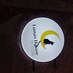 ป้ายกล่องไฟวงกลม ร้าน LAuna's House Cafe & Restaurant คาเฟ่สบายๆ เป็นมิตรสัตว์เลี้ยง