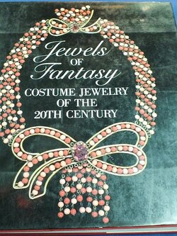Jewels of fantasy . costume jewelry of the 20th century ปกแข็ง 408 หน้า ปี 1992